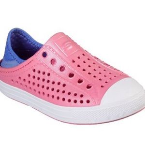 Sketchers Cali slip on water shoes. Easy on and off! Sz 5 EUC